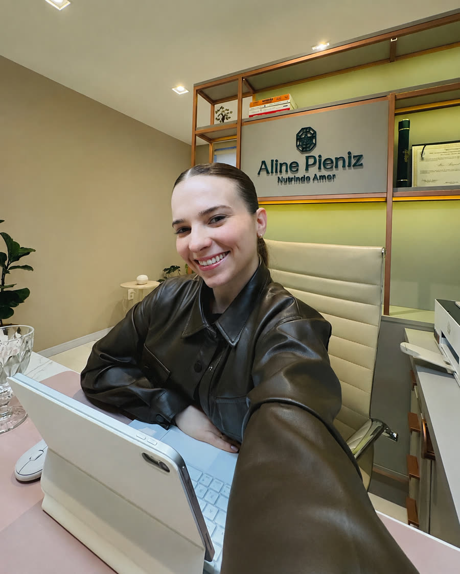 Aline Pieniz em selfie no consultório, entre um atendimento e outro