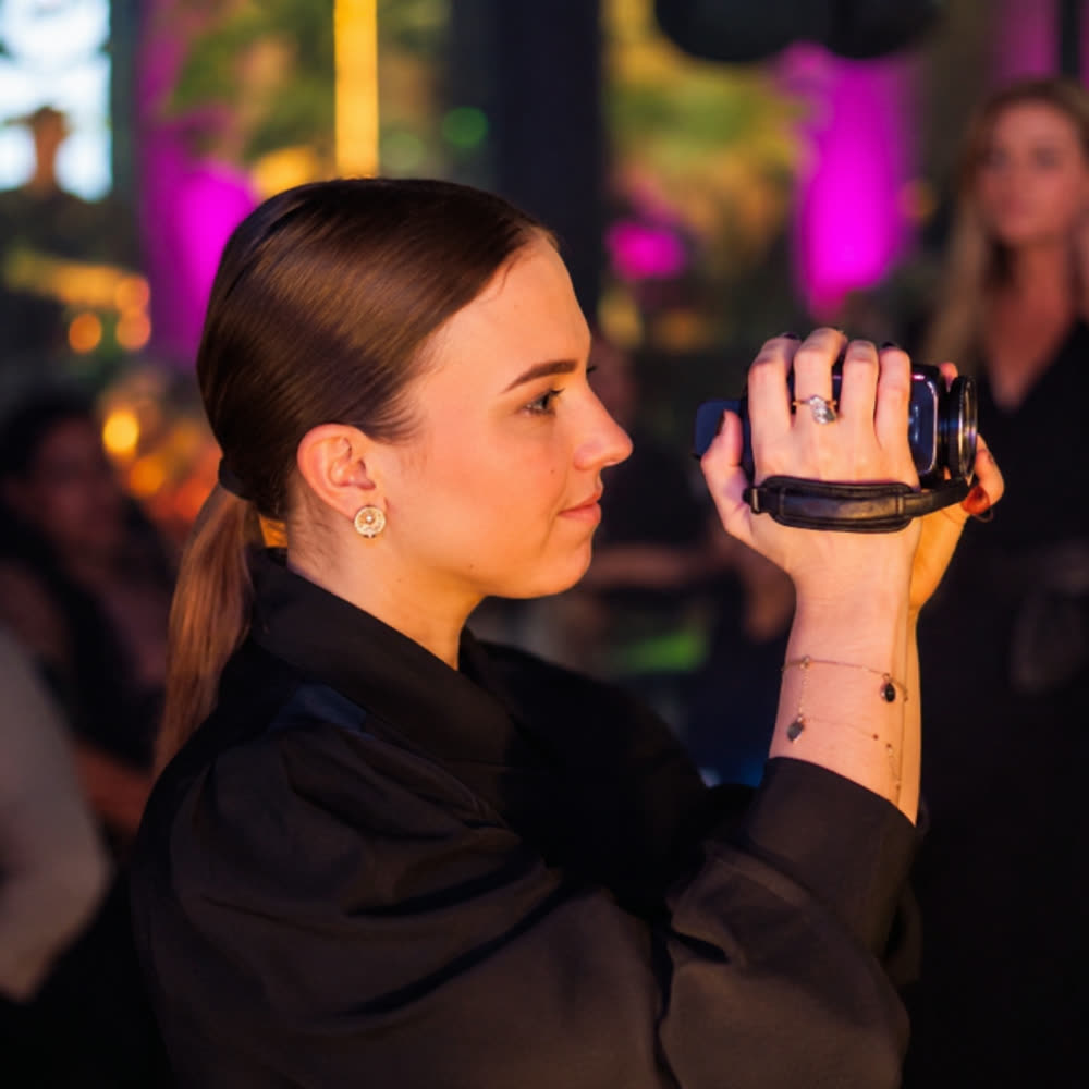 Aline Pieniz registrando bastidores de um evento