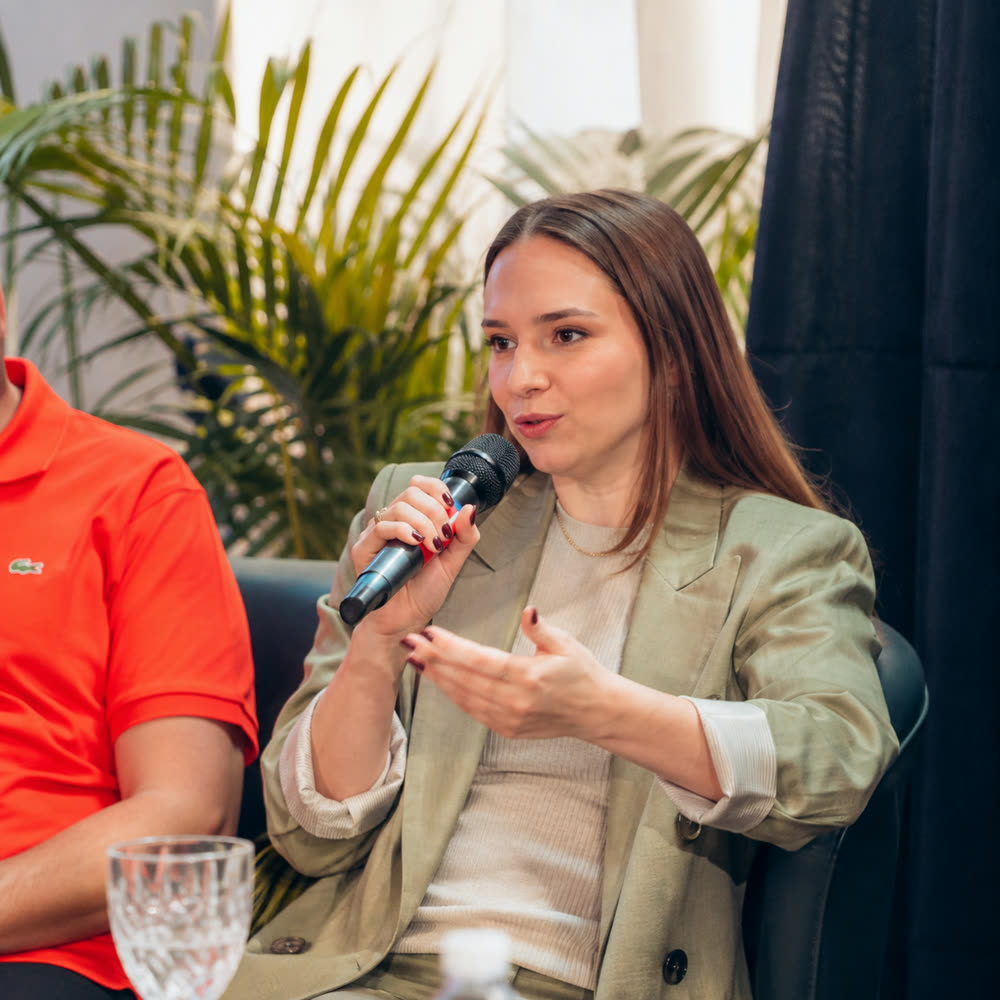 Aline Pieniz falando ao microfone em painel sobre nutrição